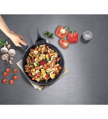 Tefal Titanium 2X XL Force 26cm Pan.