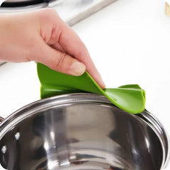 Silicone Liquid Funnel Anti-Spill Slip On Pour Soup Spout Funnel for Pots Pans and Bowls and Jars Kitchen Gadget Tools